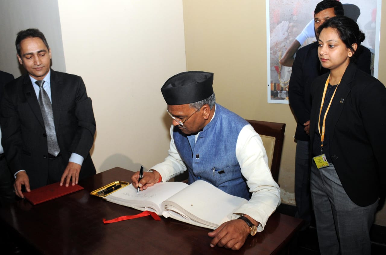 विसिटर्स बुक में सन्देश लिखते हुए मुख्यमंत्री त्रिवेंद्र सिंह रावत