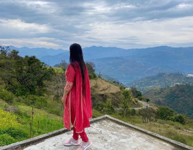 उत्तराखंड की खूबसूरत वादियों को निहारती हुईं शिवांगी जोशी