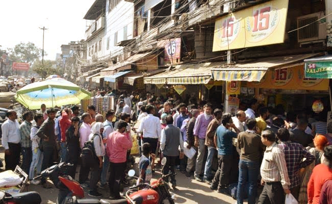 समान खरीदने के लिए बाजारों में उमड़ी भीड़