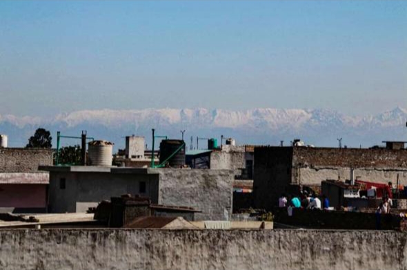 जालन्धर शहर से साफ नजर आ रही हिमालय की बर्फ़ीली चोटियां फोटो: रितेश सैनी