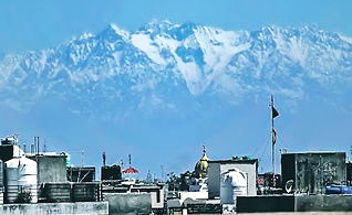 तस्वीर जालंधर की है। यहां शुक्रवार को अद्भुत नजारा देखने मिला। करीब 200 किलोमीटर दूर हिमाचल के धौलाधर की पहाड़ियां दशकों बाद नजर आईं।