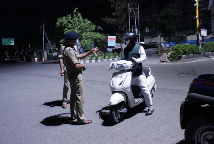 देहरादून की सड़कों का जायजा लेते हुए मेयर सुनील उनियाल गामा