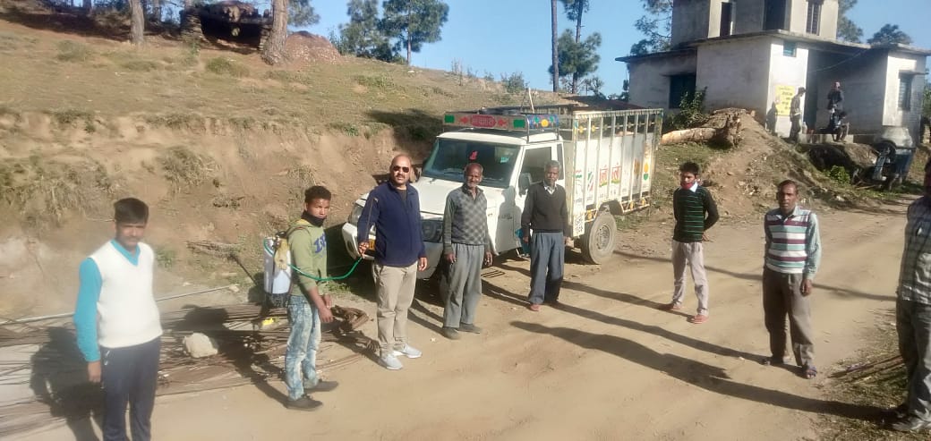 ग्रामीणों को सोशल डिस्टनसिंग के बारे में जानकारी देते हुए समाजसेवी नरेंद्र प्रसाद आगरी 