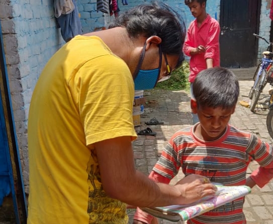 जरूरतमंद बच्चों को शिक्षा मुहैया कराते हुए अरुण कुमार यादव