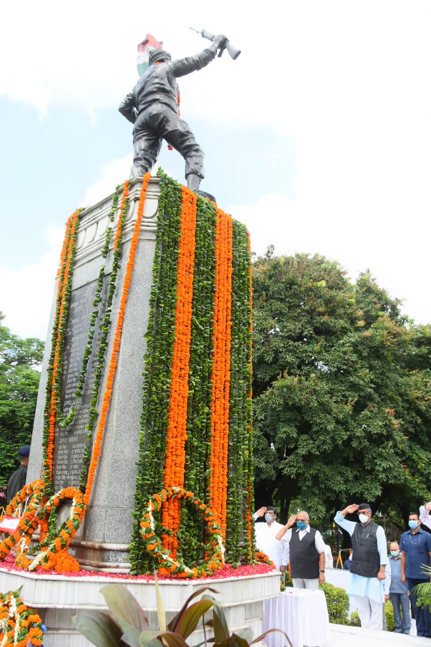 कारगिल विजय दिवस के अवसर पर अमर शहीदों को श्रद्धांजलि देते हुए मुख्यमंत्री त्रिवेंद्र सिंह रावत